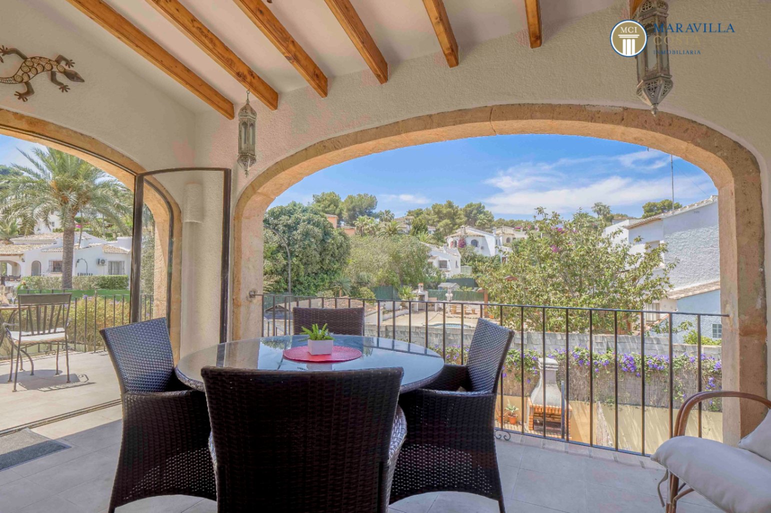Sunny villa with pleasant living comfort