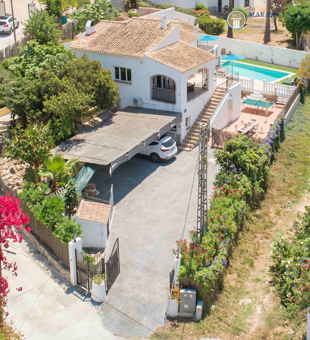 Sunny villa with pleasant living comfort